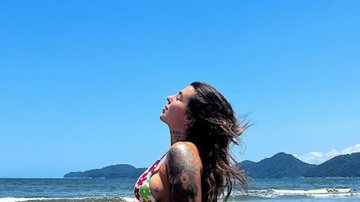 Petra Mattar mostra barriguinha de cinco meses curtindo uma praia e seguidores elogiam: "Perfeitos" - Reprodução\Instagram