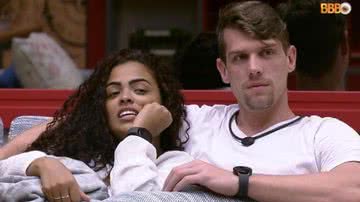 BBB23: Tá rolando? Paula e Cristian chocam com momento íntimo na sala: "Carente" - Reprodução/ Globo