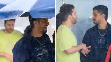 Os atores Romulo Estrela e Thiago Fragoso enfrentam forte chuva em gravação para 'Travessia'; veja - Reprodução/AgNews