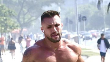 Ex-BBB Arthur Picoli é flagrado sem camisa após perder 18 kg - AgNews
