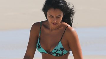 Mãe de duas, Yanna Lavigne desfila cinturinha PP de biquíni em dia de praia - AgNews/Dilson Silva