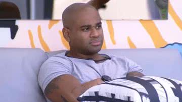 O enfermeiro Cezar Black reclama de nojeira na cozinha do Big Brother Brasil 23: "É de lascar" - Reprodução/Globo