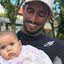 Lucas Chumbo posa com bebê que ajudou resgatar