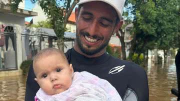 Lucas Chumbo posa com bebê que ajudou resgatar - Reprodução/Instagram/Fabiano Saldanha