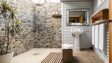 Banheiros perto do quarto podem causar insônia (Imagem: Kalen Armstrong | Shutterstock)