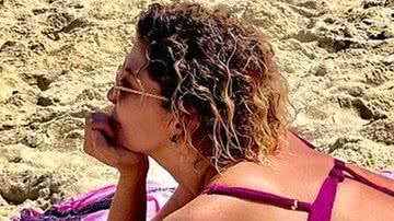 Bárbara Borges toma sol com biquíni sumindo no bumbum - Reprodução/Instagram