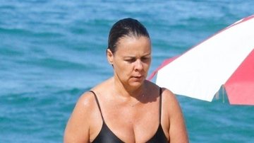 Aos 54 anos, Giulia Gam faz raríssima aparição de biquíni ao curtir praia no Rio de Janeiro - AgNews