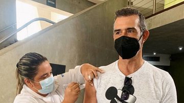 Marcos Pasquim manda recado aos fãs após receber vacina com camisa: "Desculpa ter decepcionado vocês" - Reprodução/Instagram