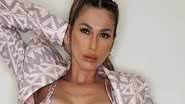 Lívia Andrade abre terninho e revela decotão e barriga sarada - Reprodução/Instagram