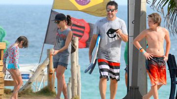 Murilo Benício e Débora Falabella curtem dia de praia ao lado dos filhos - AGNEWS