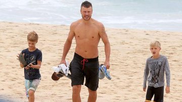 Rodrigo Hilbert aproveita praia ao lado dos herdeiros, Francisco e João - AGNEWS