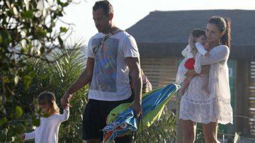 Malvino Salvador curte dia de praia em família - Dilson Silva/Agnews