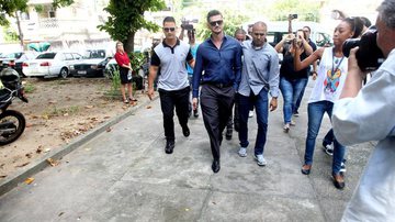 Ex-BBB Marcos vai à delegacia depor sobre acusação de agressão contra Emilly - Fotos: Marcello Sá Barretto/AgNews