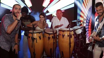 Galvão Bueno assume percussão no show de Rafa e Pipo Marques - Fábio Cunha/Divulgação