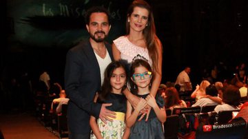 Luciano Camargo leva as gêmeas para assistir ao espetáculo "Le Misérables" - Marcos Ribas/Brazil News