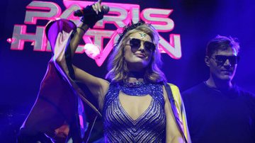 Paris Hilton ataca de DJ em festa de carnaval em Salvador - Deividi Correa / AgNews