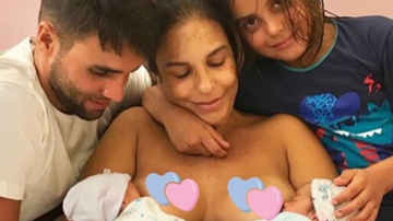 Ivete Sangalo posa amamentando as gêmeas Marina e Helena - Reprodução Instagram