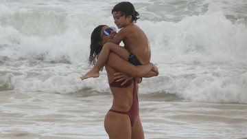 Juliana Paes em dia de praia com a família - FRANCISCO SILVA/AGNEWS