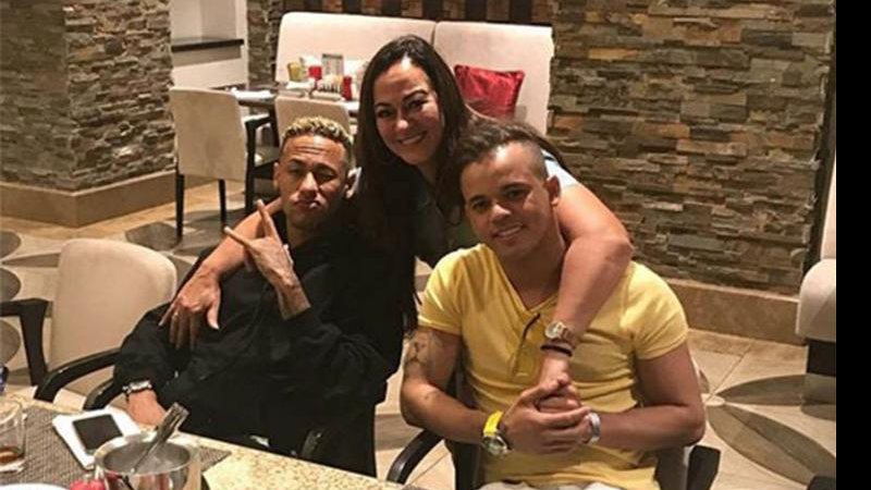 Neymar curte jantar com a família e os amigos na Rússia - Reprodução/Instagram
