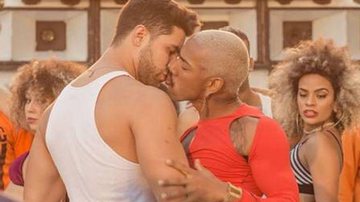 Nego do Borel dá beijaço em ator em novo clipe e causa - Reprodução