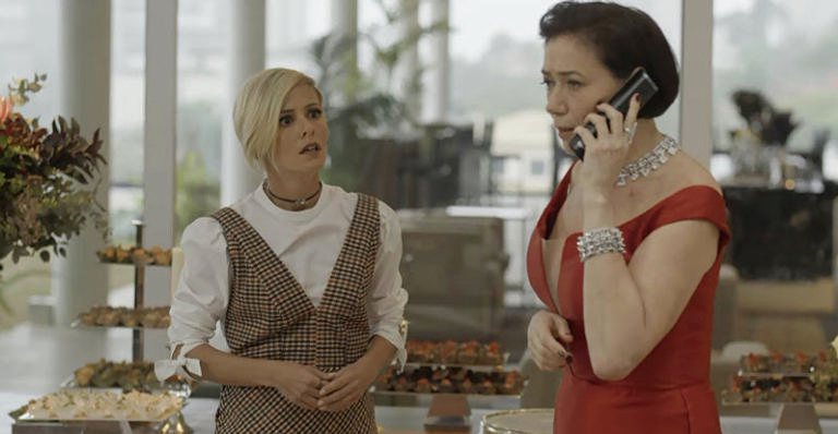 Valentina fica impactada com a ligação que recebe deixando Louise apreensiva - Tv Globo