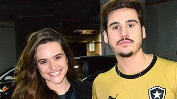 Em rara aparição, Juliana Paiva e Nicolas Prattes  torcem juntinhos para o Botafogo - Julio Melo/AgNews