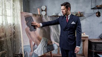 Gustavo Bruno fica fascinado com a pintura - Divulgação Globo/Paulo Belote