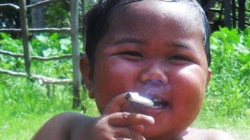 Ardi Rizal, o bebê fumante - Reprodução / Instagram