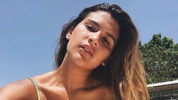 Giulia Costa exibe marquinha do sol na pele ao puxar o biquíni - Instagram