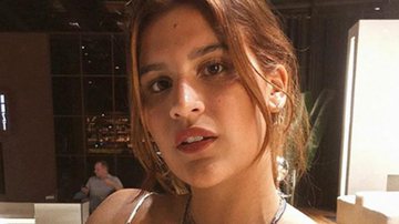 Giulia Costa surge bronzeadíssima ao usar biquíni neon em dia na piscina - Instagram