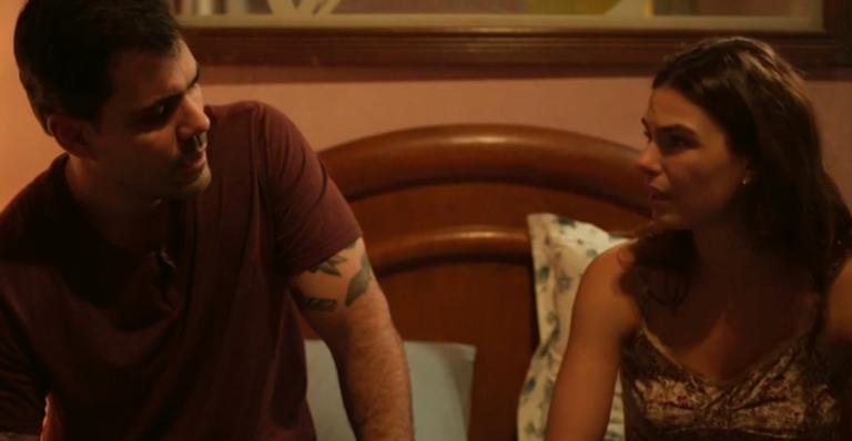 Isis Valverde como Betina e Juliano Cazarré como Magno em 'Amor de Mãe' - Reprodução/TV Globo