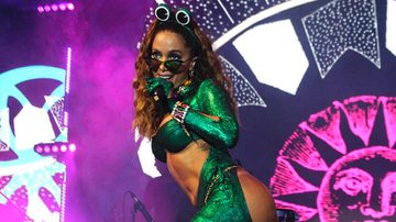 Anitta faz show com body com recortes no bumbum e abertura estratégica na frente - Eduardo Martins / AgNews