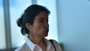 Renata Vasconcellos desembarca de cara lavada e look simples em aeroporto - AgNews