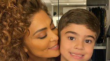 Juliana Paes posa ao lado do filho caçula e mostra presente: “É cada presente tão lindo” - Reprodução/Instagram