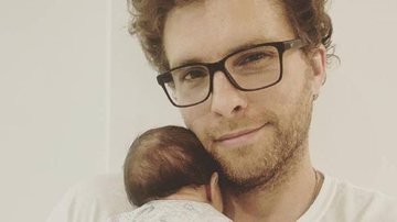 Thiago Fragoso exibe certidão de nascimento do filho - Instagram