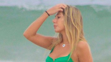 Carol Portaluppi vai à praia com biquíni mínimo - AgNews