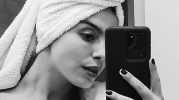 Giovanna Lancellotti ousa e surge de roupão com decote acentuado - Reprodução/Instagram