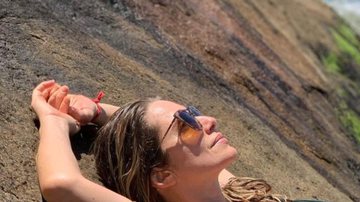Leticia Spiller ostenta barriga seca ao renovar bronzeado - Instagram