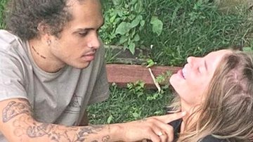 Luísa Sonza e Vitão surgem em momento íntimo e trocam carícias - Reprodução/Twitter