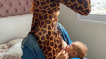 Coragem! Flávia Viana se fantasia para amamentar o filho de 3 meses - Instagram