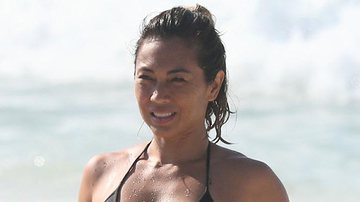 Dani Suzuki surfa em praia no Rio - AgNews