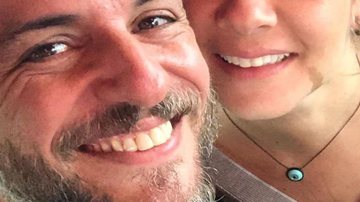 Rodrigo Lombardi surge em clique raro com a esposa e o herdeiro - Instagram