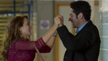 Para a felicidade do casal, eles conseguirão conquistar a guarda provisória dos irmãos; confira! - Reprodução/TV Globo