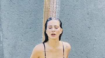 Em publicação atrevida, Cleo Pires surge usando biquíni cavadíssimo ostentando corpo sensual: “Gata, molhada” - Reprodução/Instagram
