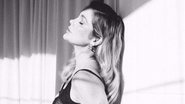 Flávia Alessandra elege lingerie transparente e ostenta corpão em cliques sensuais - Instagram