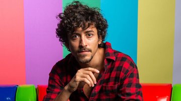 Ator apareceu completamente loiro para dar vida a um dos protagonistas da nova versão da trama de Benedito Ruy Barbosa - Reprodução/ TV Globo
