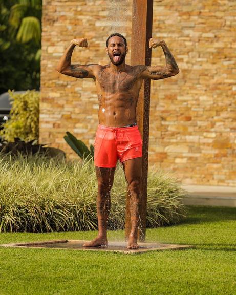 Neymar surpreende ao posar durante banho e volume gigante na ...