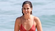 Aos 45 anos, Camila Pitanga é flagrada tomando banho de mar e corpaço impressiona - AgNews/ JC Pereira