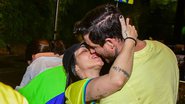 Empolgada, Cleo dá beijo de língua no marido para comemorar vitória do Brasil - AgNews