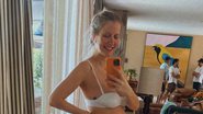 Grávida, Gabriela Prioli exibe barriga gigante em clique raro de lingerie - Instagram